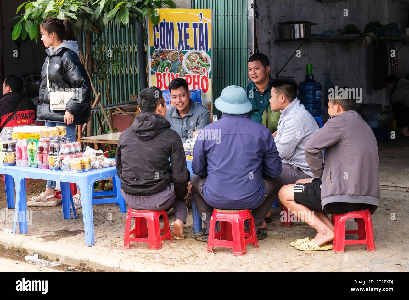Bac Ha, Vietnam. Junge Männer, die am Erfrischungsstand sprechen. Provinz Lao Cai. Stockfoto