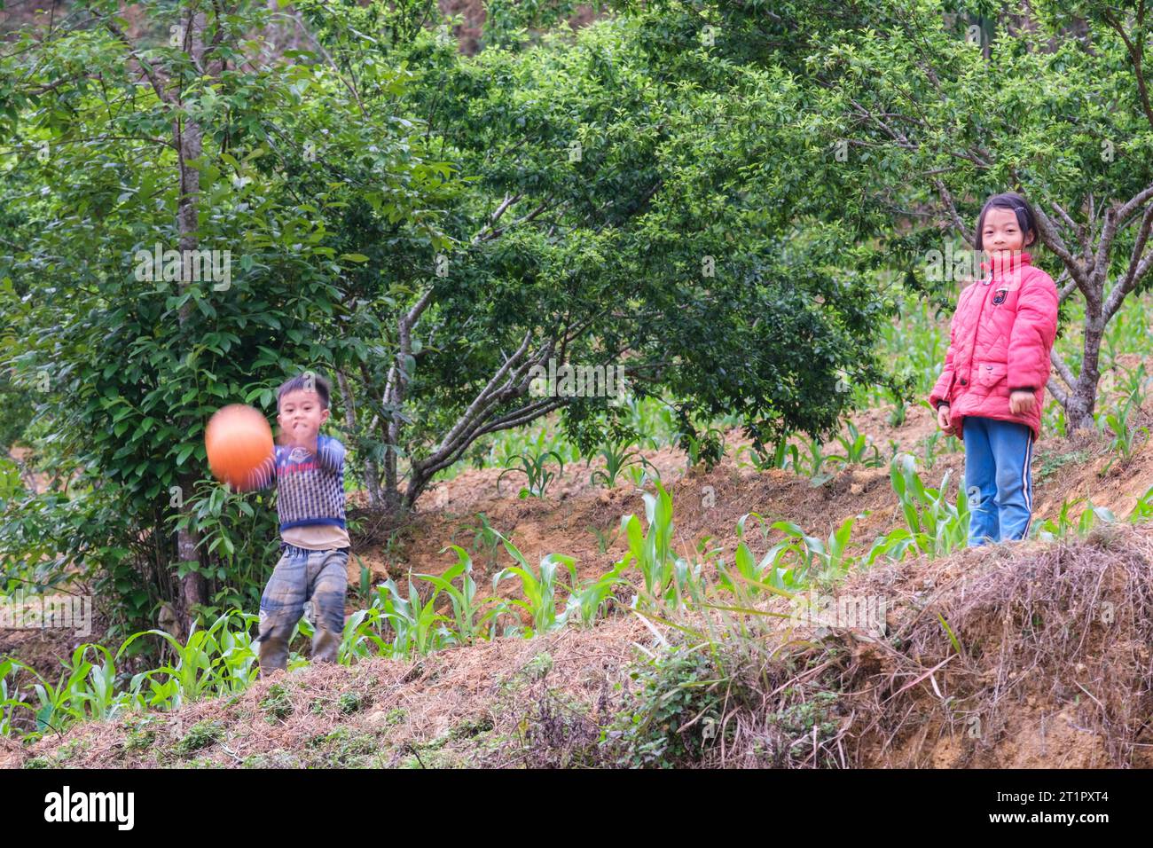 Bac Ha, Vietnam. Hmong-Kinder spielen mit Fußball. Provinz Lao Cai. Stockfoto