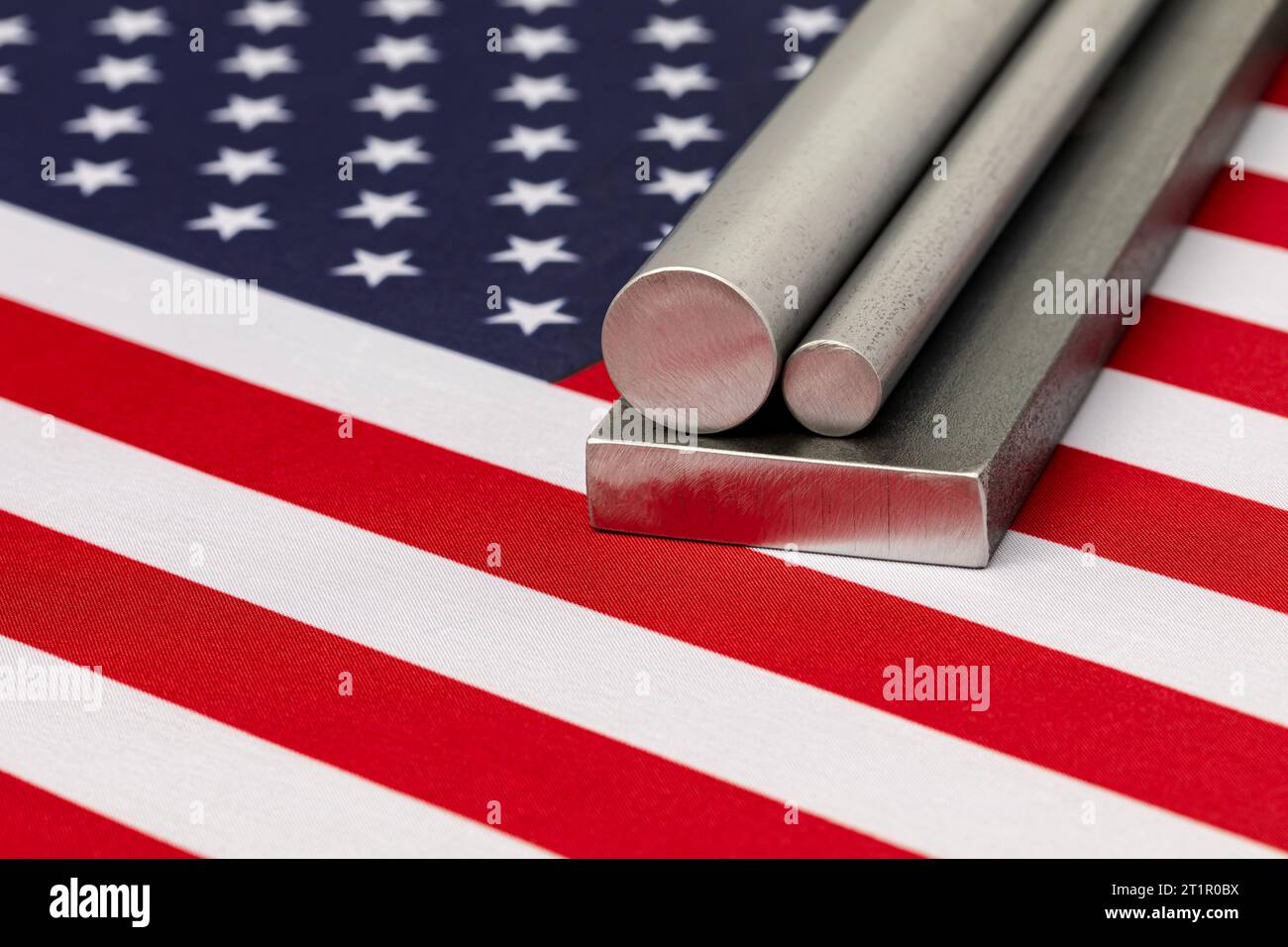 Stahlbestand auf der Flagge der Vereinigten Staaten von Amerika. Stahlherstellung, -Produktion und -Handel. Stockfoto
