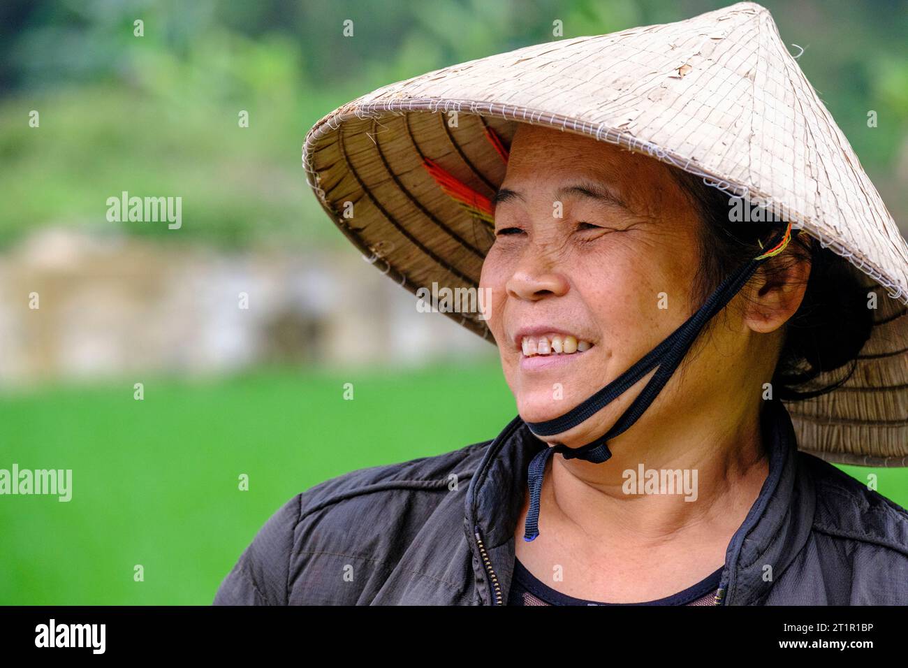 Vietnam, Lao Cai Provinz Bauernfrau in ihrem konischen Hut. Stockfoto