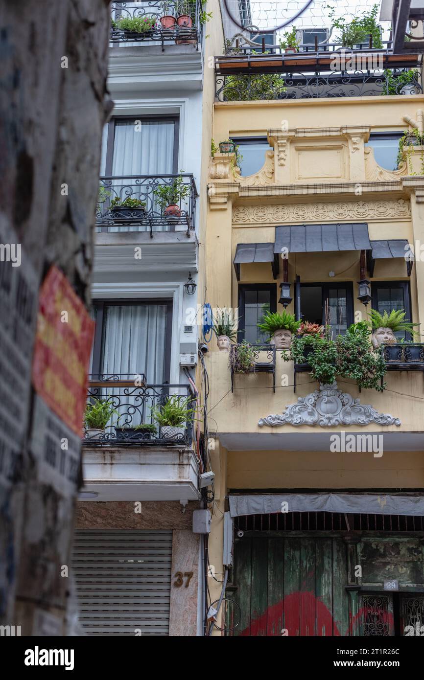 Französisch-Indochina-Architektur der Altstadt oder phố cổ Hà Nội, Hanoi, Vietnam. Stockfoto