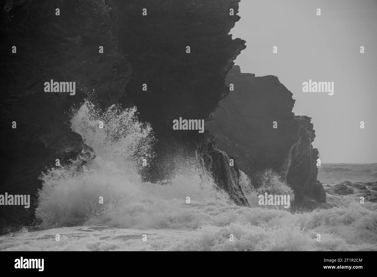 Stürzende Wellen am Strand von Church Cove in Cornwall, Großbritannien, Landschaftsbild des stürmischen Sommerwetters Stockfoto