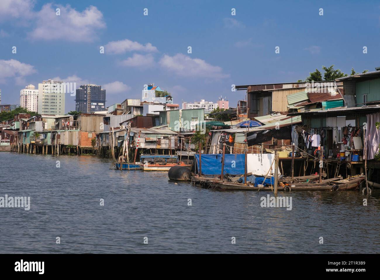 Wohngebäude der unteren Klasse am Saigon River, Ho Chi Minh, Vietnam. Stockfoto