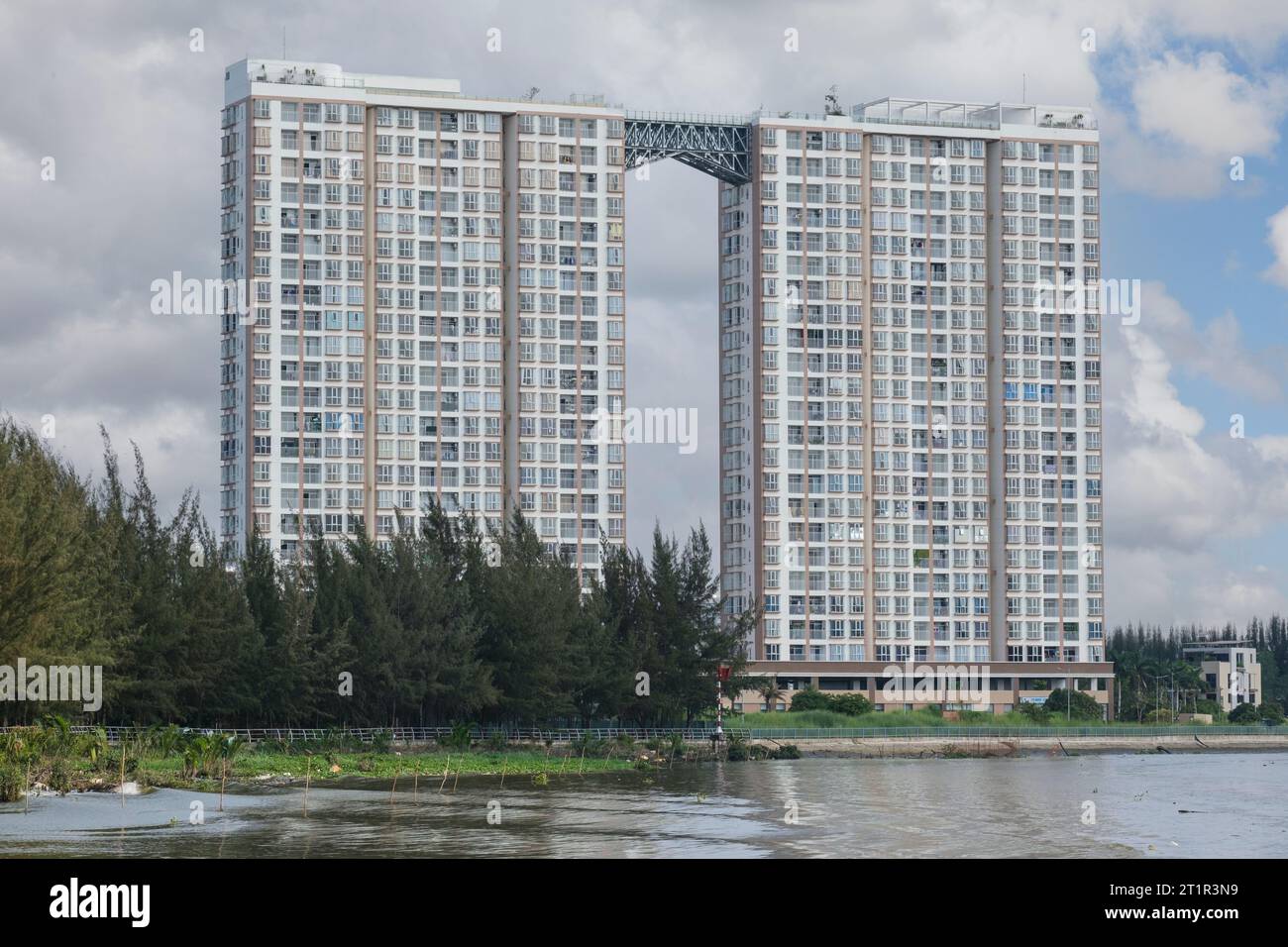 Saigon Riverside View in der Nähe von Ho Chi Minh, Vietnam. Modernes Hochhaus. Stockfoto