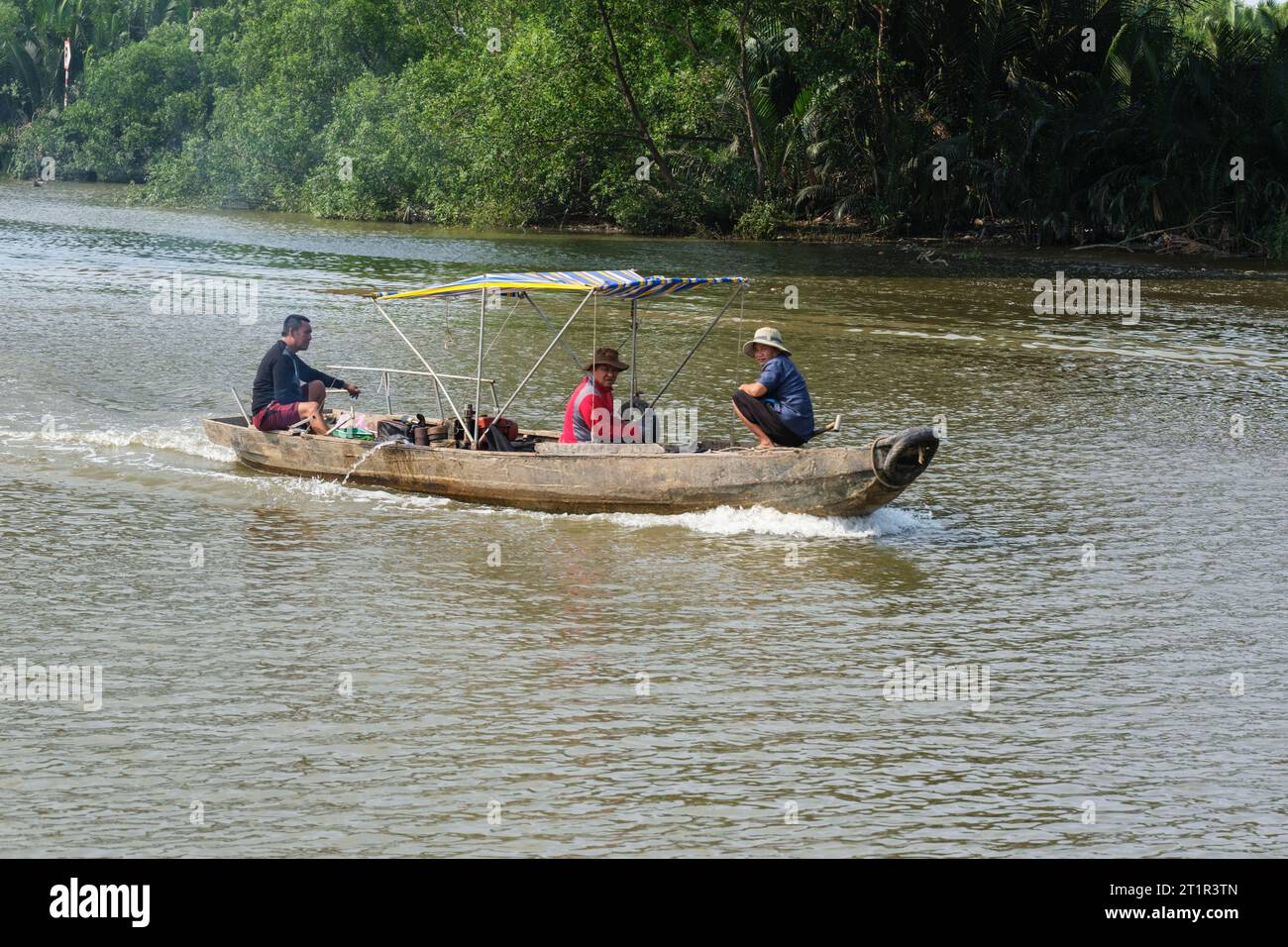 Kleines Boot auf dem Saigon River, in der Nähe von Ho Chi Minh, Vietnam. Stockfoto