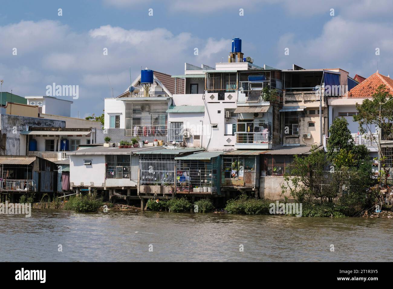 Häuser der mittleren bis unteren Klasse am Saigon River, Vietnam. Stockfoto