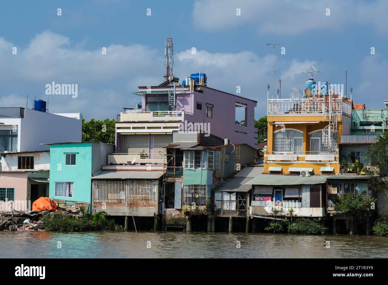 Häuser der mittleren bis unteren Klasse am Saigon River, Vietnam. Stockfoto