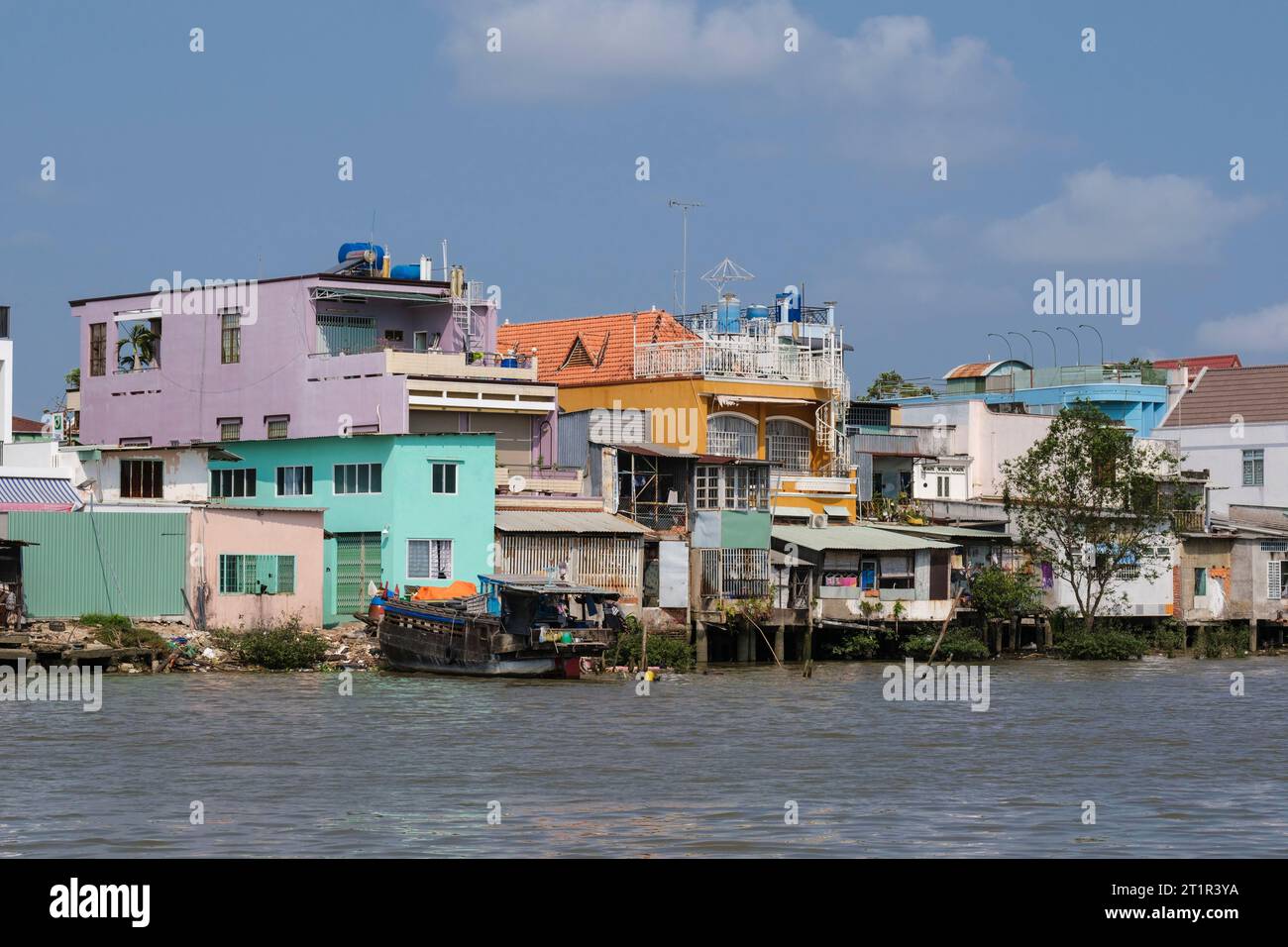 Häuser der mittleren bis unteren Klasse am Saigon River, Vietnam. Stockfoto