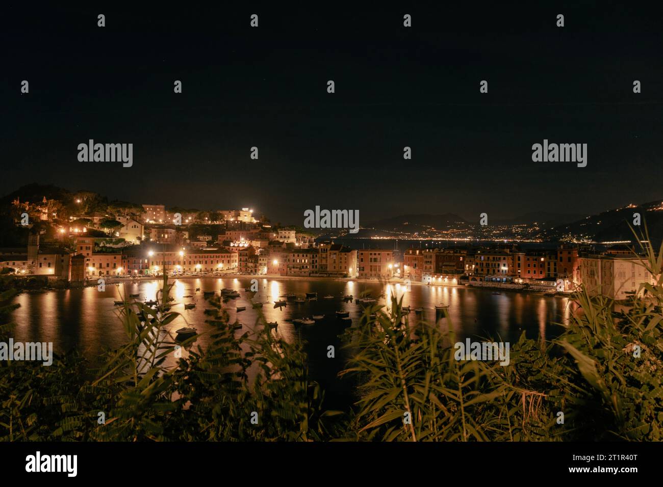 Sestri Levante ruhige Bucht (Baia del Silenzio auf Italienisch) Blick auf den Hafen und den Strand bei Nacht. Draufsicht. Kopierbereich Stockfoto