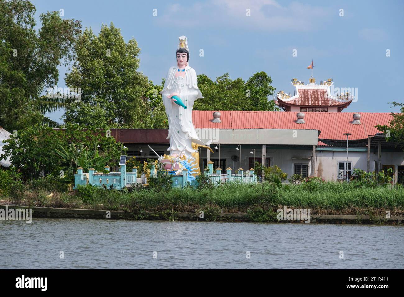 „Mutter-Buddha“-Schrein am Ufer des Saigon-Flusses, Vietnam. Stockfoto