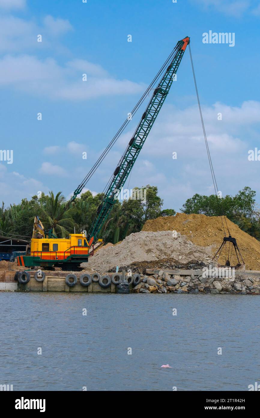 Verladung von Sand und Kies entlang des Saigon River, in der Nähe von Ho Chi Minh, Vietnam. Stockfoto