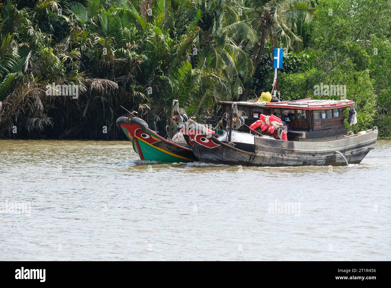 Flusstransport auf dem Saigon River, Vietnam. Black Eyes im White Circle auf dem Prow of Boat sind traditioneller Schutz vor bösen Flussgeistern. Stockfoto