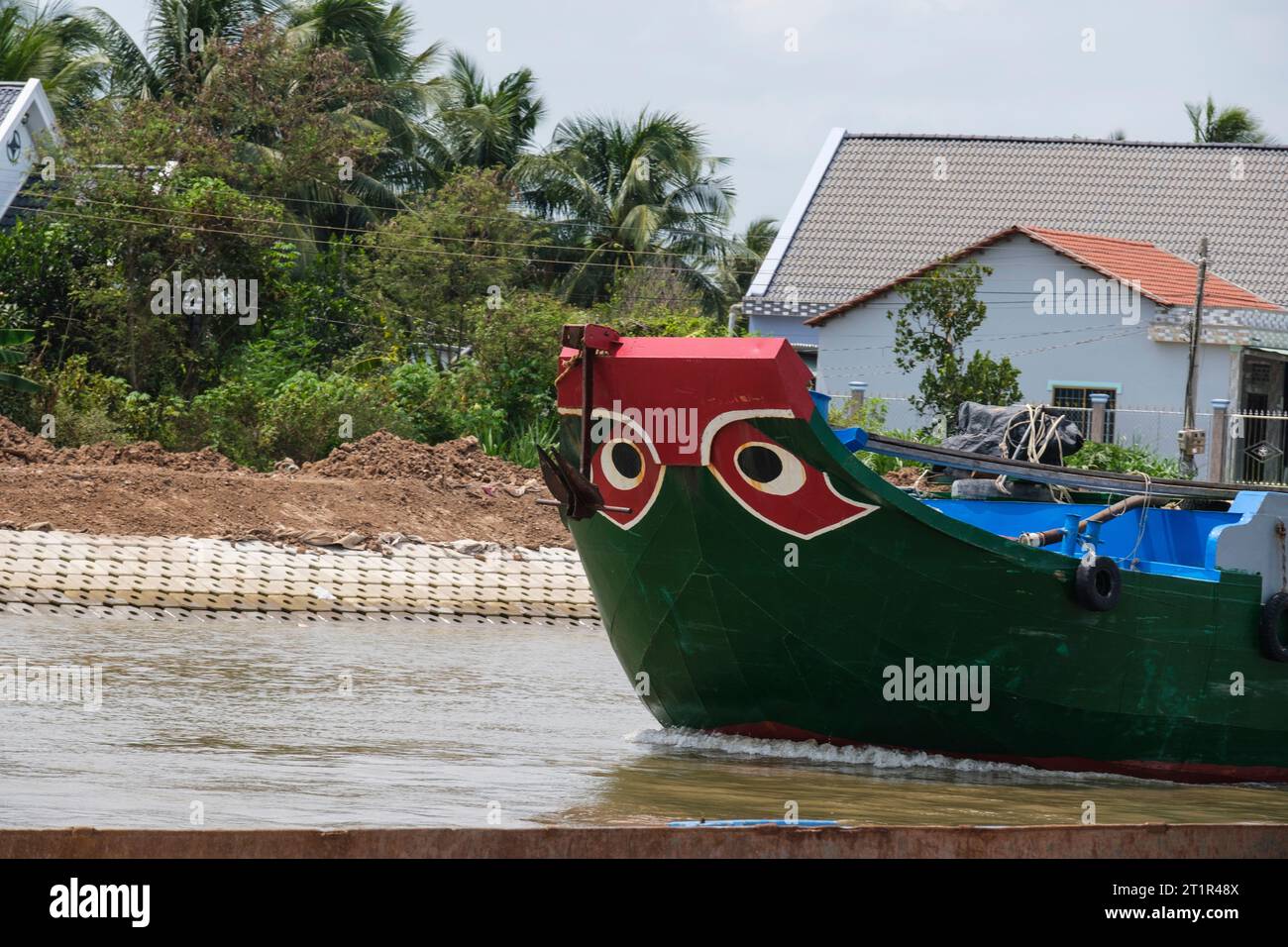 Flusstransport auf dem Saigon River, Vietnam. Black Eyes im White Circle auf dem Prow of Boat sind traditioneller Schutz vor bösen Flussgeistern. Stockfoto