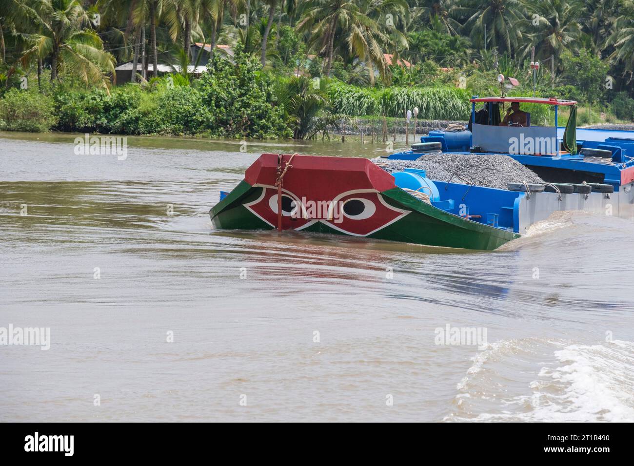 Flusstransport auf dem Saigon River, Vietnam. Black Eyes im White Circle auf dem Prow of Boat sind traditioneller Schutz vor bösen Flussgeistern. Stockfoto