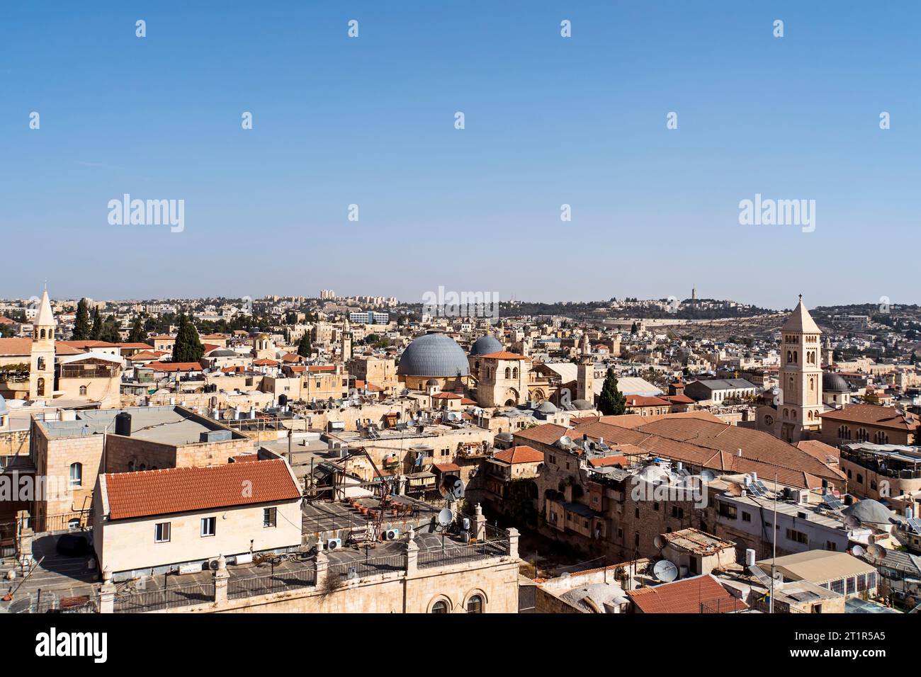 Dächer von Gebäuden im alten Teil Jerusalems, der alten Hauptstadt Israels. Aus der Vogelperspektive einer Altstadt. Reisen in Israel, Touren in Jerusalem. Cityscap Stockfoto