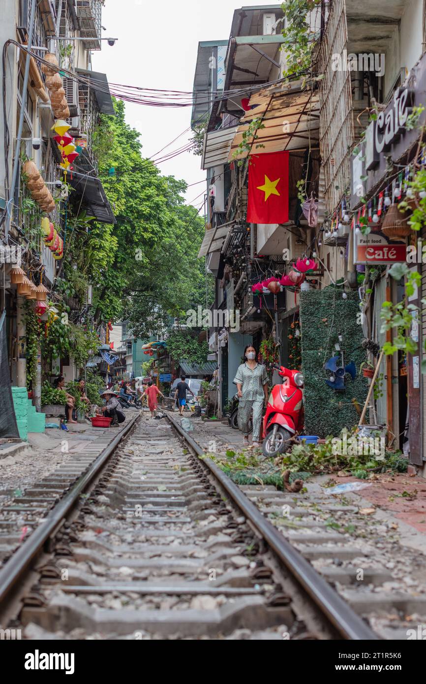 The Train Street (NGO 224 Le Duan) - Eisenbahngleis in Old Quarter, Hanoi, Vietnam Stockfoto