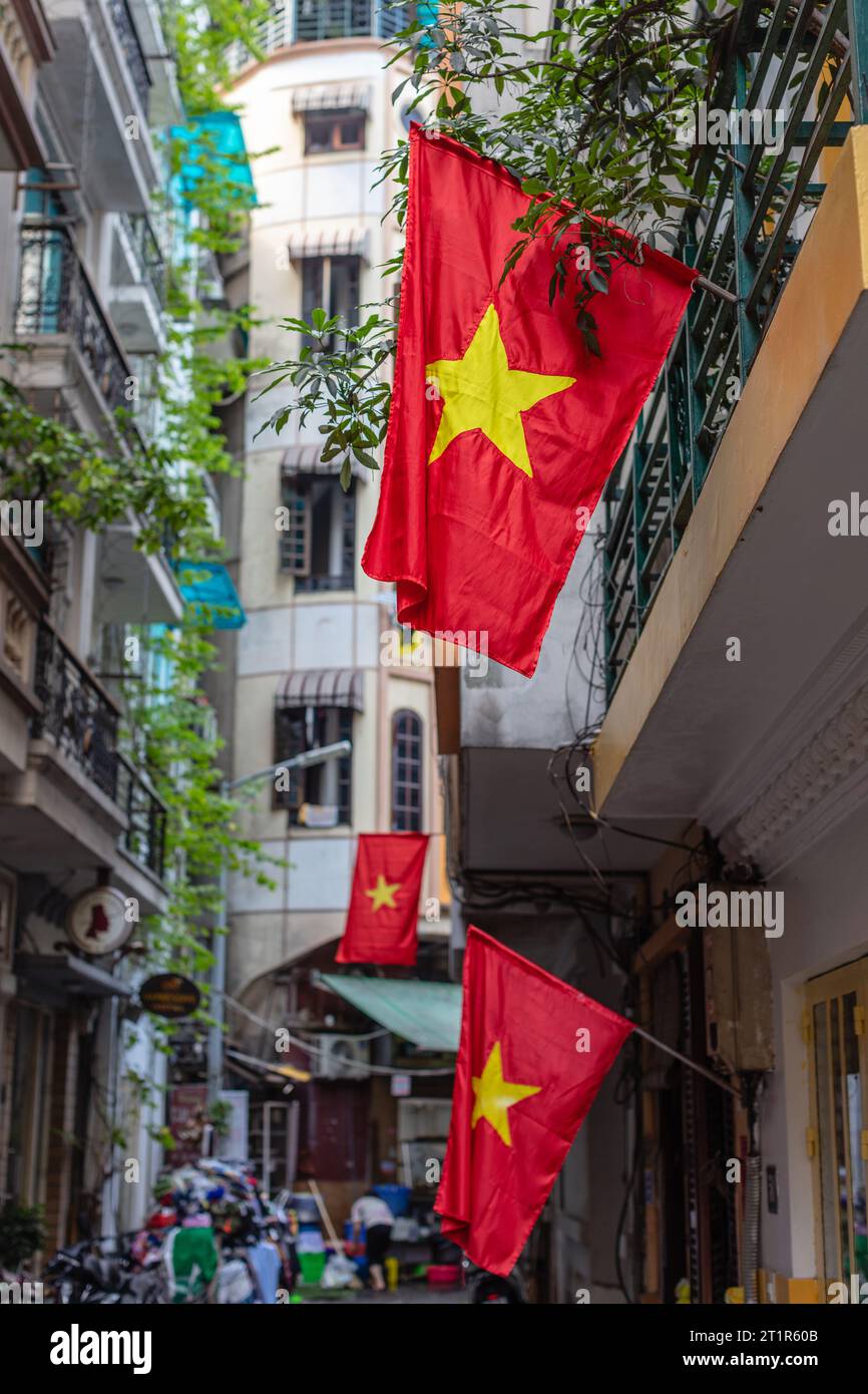 Vietnamesische rote Fahnen in der Altstadt oder phố cổ Hà Nội, Hanoi, Vietnam. Stockfoto