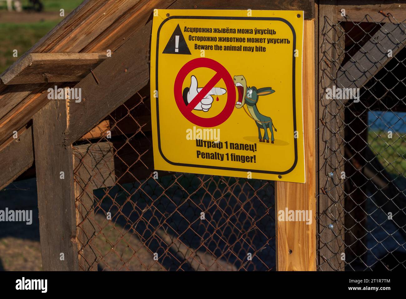 Lustige Schilder auf Weißrussland und Englisch im Zoo Stockfoto