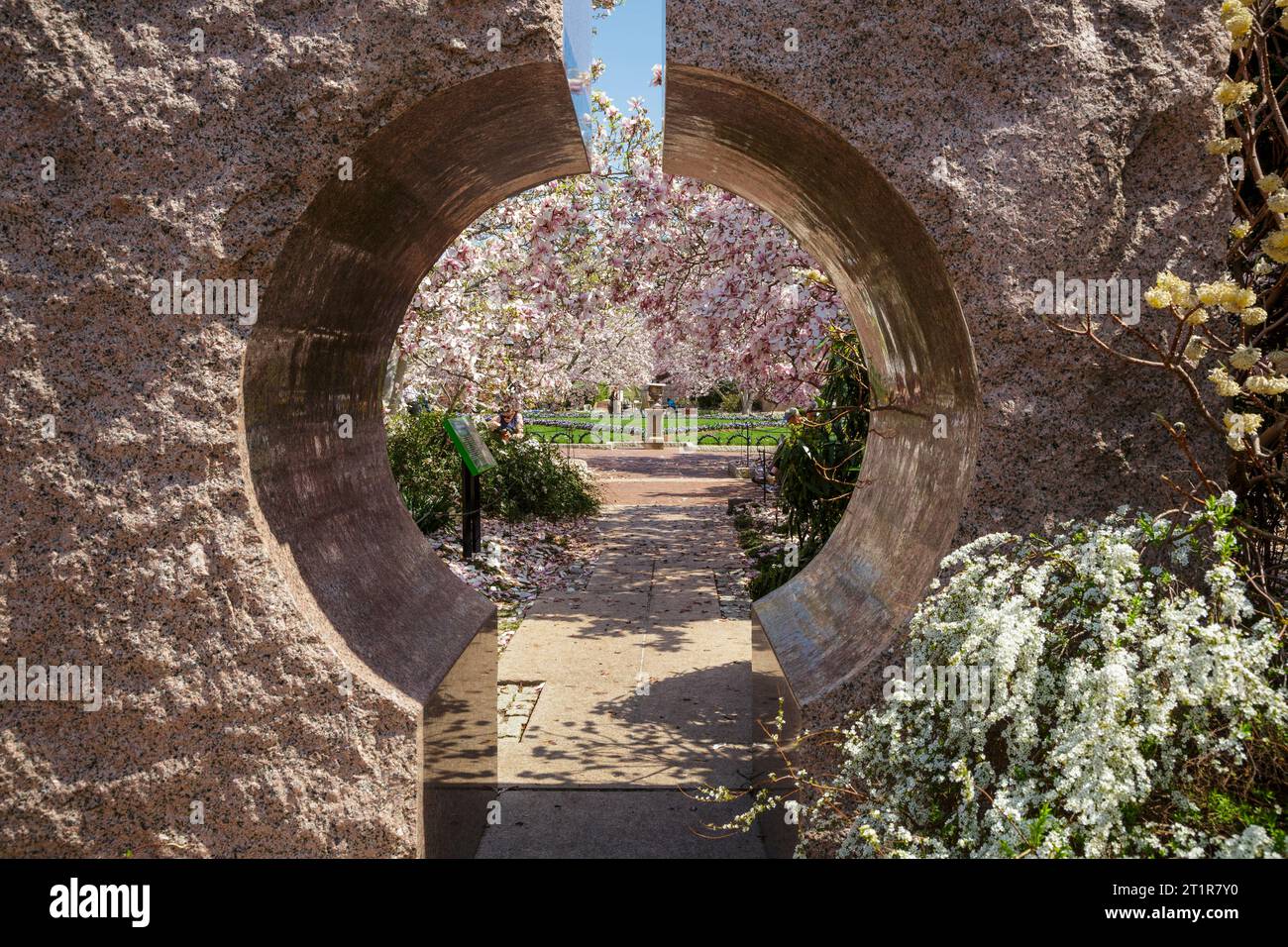 Moongate Garden Eingang/Ausgang, Blick auf Enid A. Haupt Garden, Smithsonian Institution, Washington, DC. Stockfoto