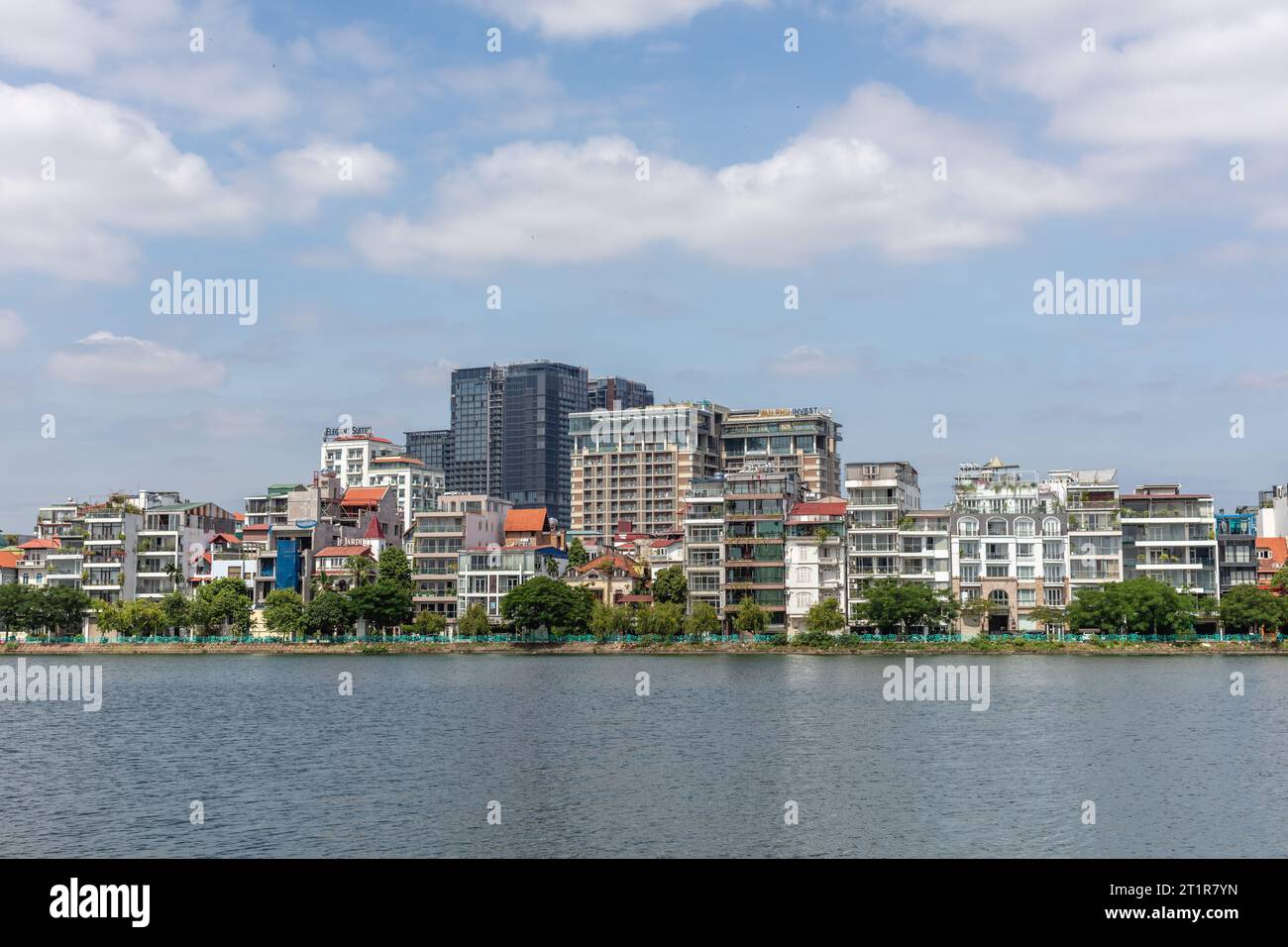 Quan Tay Ho oder Westlake District in Hanoi. Bank von See Tay mit Wohnbauten und Restaurants. Vietnam. Stockfoto