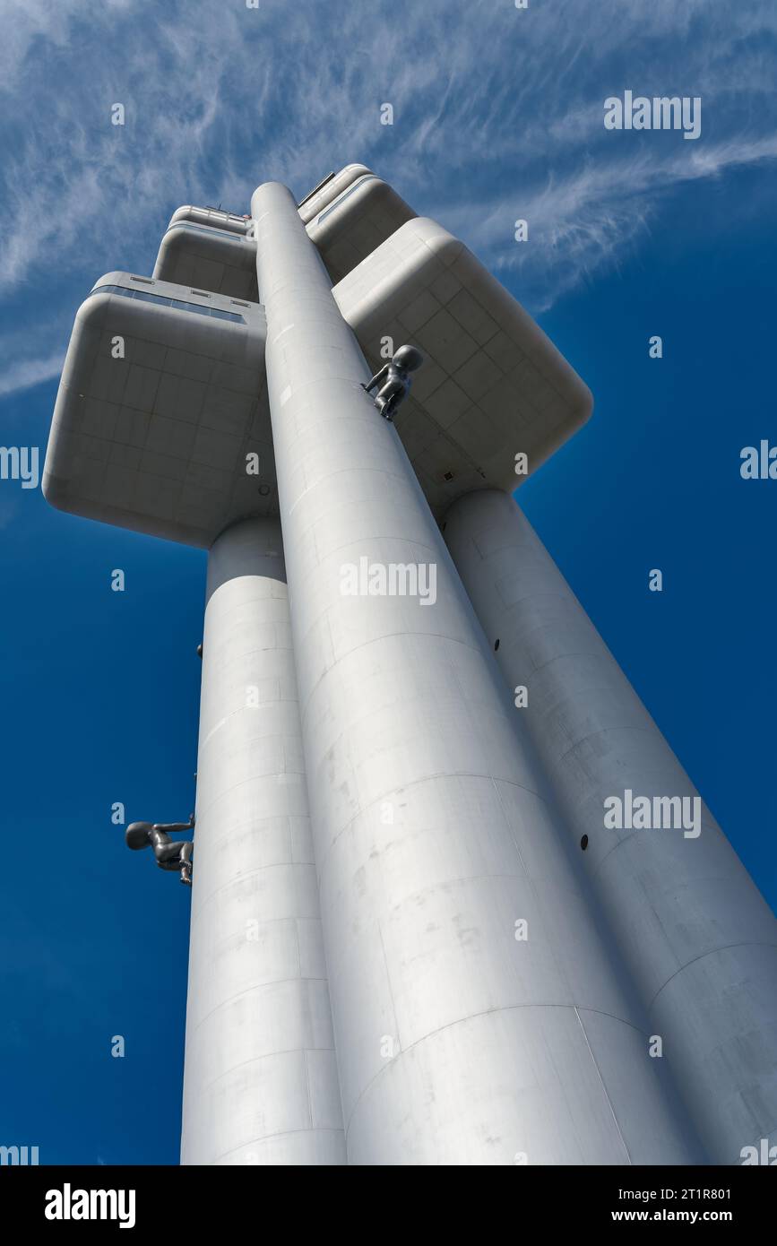 Der Fernsehturm Žižkov im Prager Stadtteil Žižkov mit Blick von unten Stockfoto