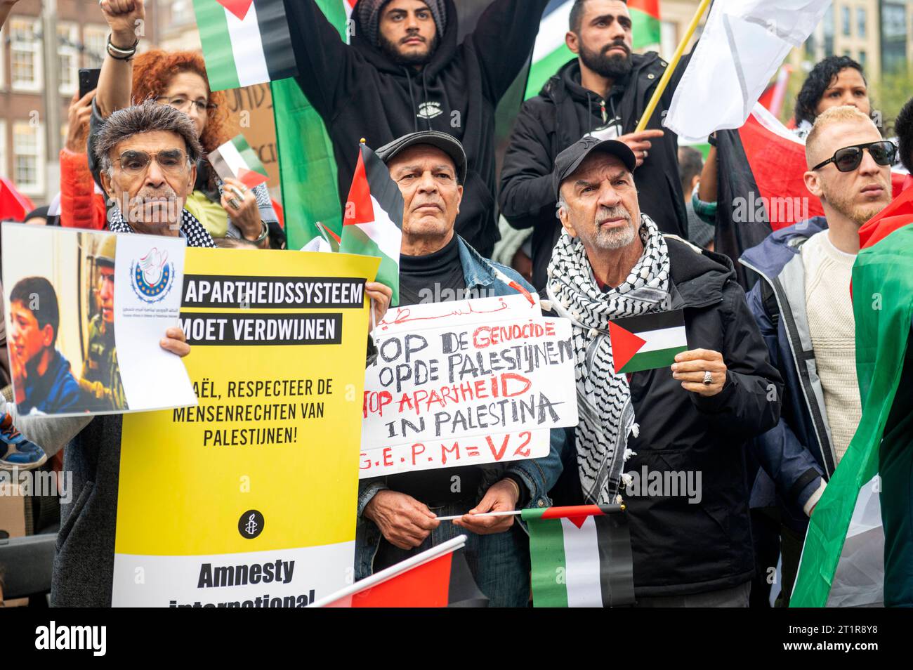 Amsterdam, Niederlande. Oktober 2023. Tausende oder pro-palästinensische Demonstranten versammeln sich am Damm im Zentrum von Amsterdam, um Palästina nach den Angriffen der Hamas auf Israel und der darauf folgenden Vergeltung der Israelis an Gaza zu unterstützen. Plakat Stop de Genocide op de Palestijnen. Stop Apartheid in Palestina Credit: Imago/Alamy Live News Stockfoto