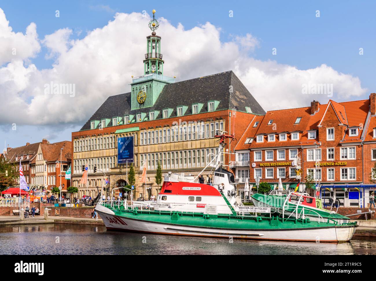 EMDEN, DEUTSCHLAND - 30. SEPTEMBER 2023: Schiff „Georg Breusing“ vor dem Rathaus Stockfoto