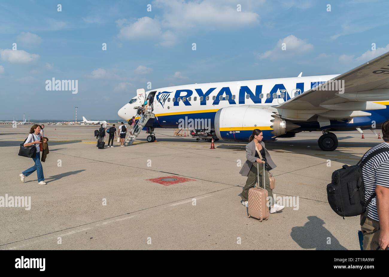 Ferno, Mailand-Malpensa, Italien - 3. Oktober 2023: Fluggäste der Billigfluggesellschaft Ryanair auf dem Flughafen Mailand-Malpensa. Stockfoto