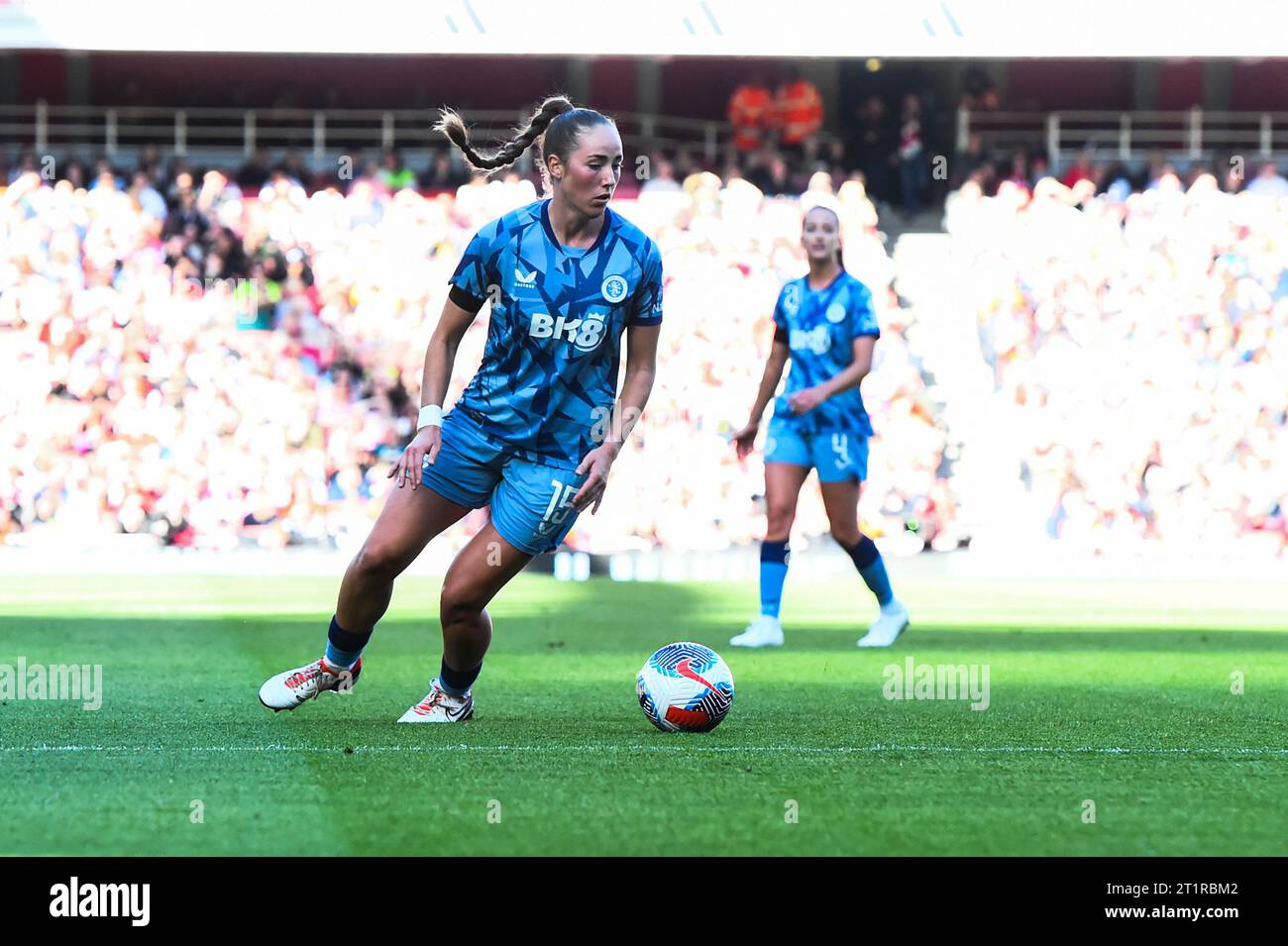 London, Großbritannien. Oktober 2023. Lucy Parker (15 Aston Villa) kontrolliert den Ball während des Spiels der Barclays FA Women's Super League zwischen Arsenal und Aston Villa im Emirates Stadium, London am Sonntag, den 15. Oktober 2023. (Foto: Kevin Hodgson | MI News) Credit: MI News & Sport /Alamy Live News Stockfoto
