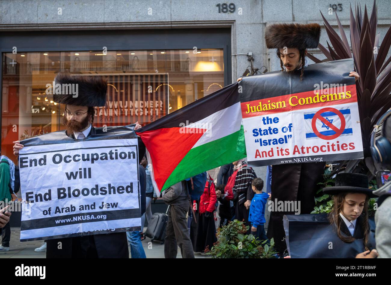 London, Großbritannien. 14. Oktober 2023: Männer der antizionistischen Haredi-jüdischen Gruppe Neturei Karta, oder Wächter der Stadt, protestieren für Palästina und ag Stockfoto
