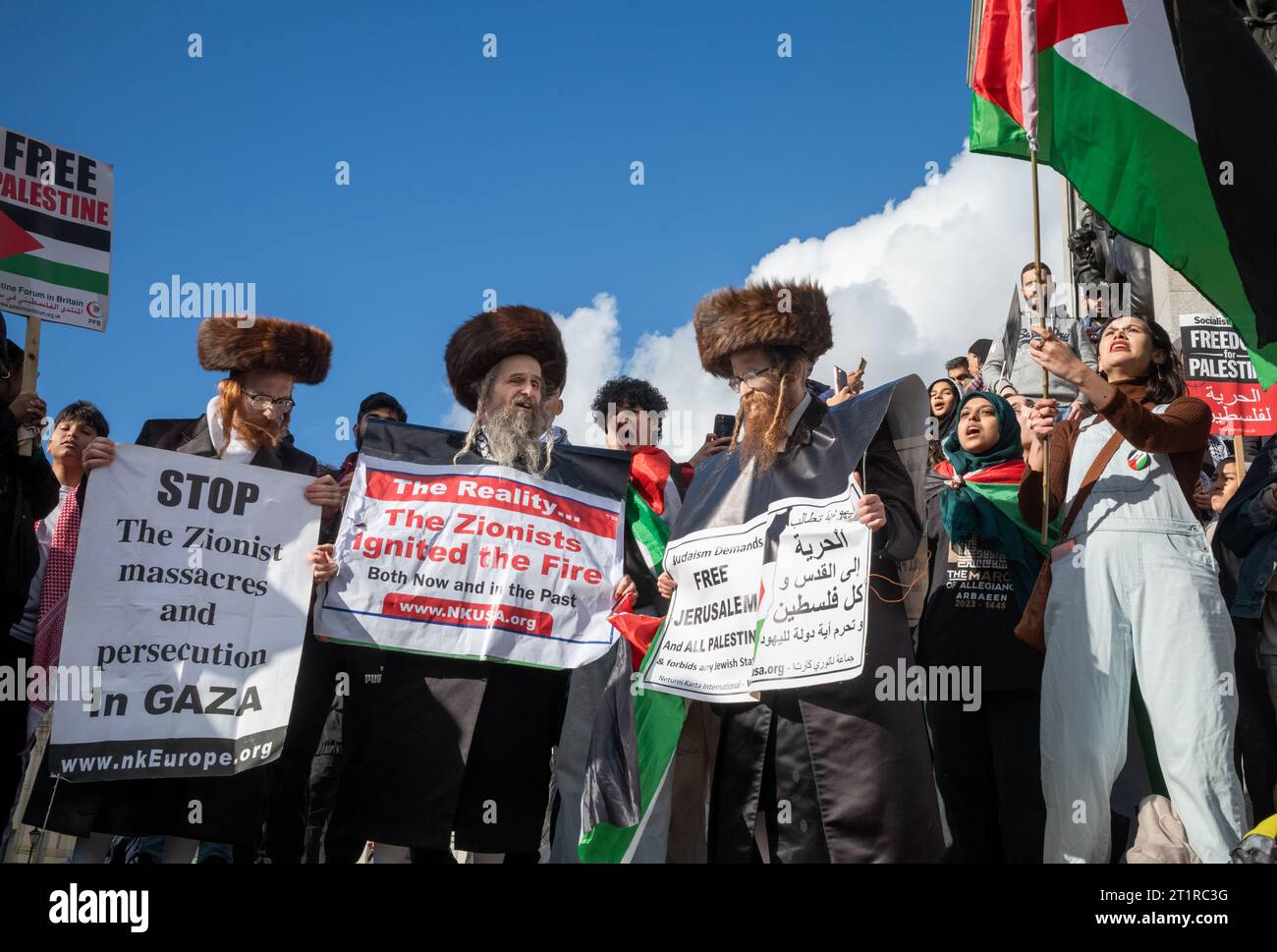 London, Großbritannien. 14. Oktober 2023: Drei Männer der jüdischen Gruppe Neturei Karta, oder Guardians of the City, protestieren auf dem Trafalgar Square Stockfoto