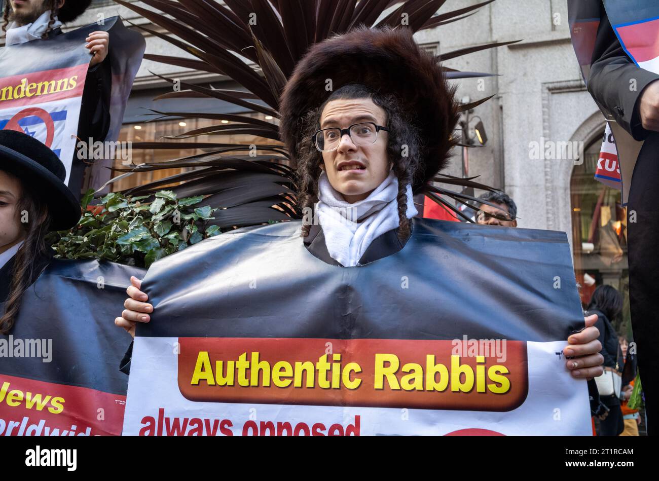 London, Großbritannien. 14. Oktober 2023: Ein junger Mann aus der haredischen Gruppe Neturei Karta, oder Wächter der Stadt, protestiert für Palästina und Stockfoto