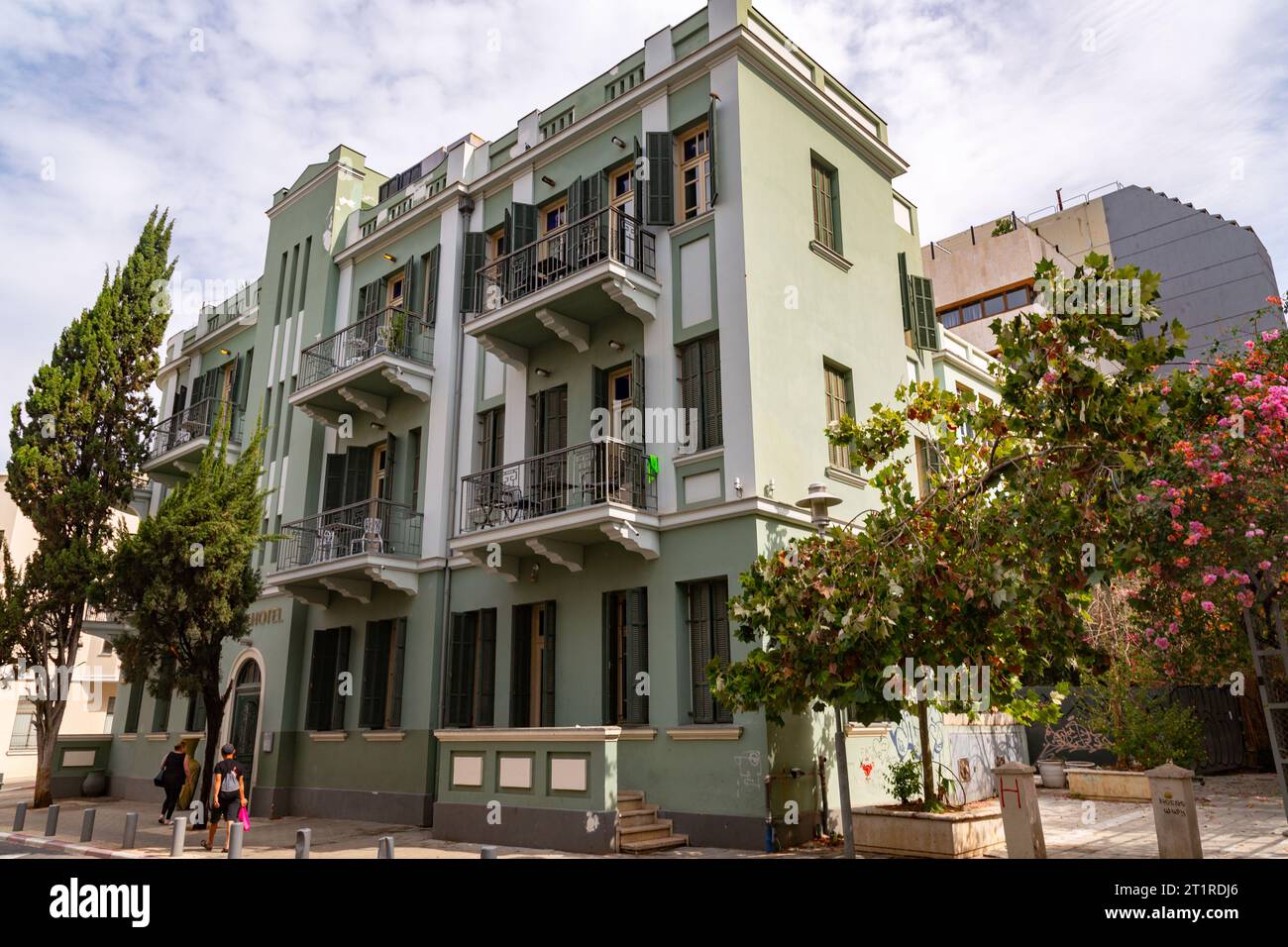 Tel Aviv, Israel - 2. Oktober 2023 - Blick auf die Straße Nachalat Binyamin, eine lebhafte Straße mit Geschäften und Cafés im Zentrum von Tel Aviv, Stockfoto