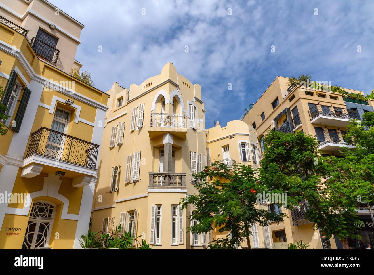 Tel Aviv, Israel - 2. Oktober 2023 - Blick auf die Straße Nachalat Binyamin, eine lebhafte Straße mit Geschäften und Cafés im Zentrum von Tel Aviv, Stockfoto