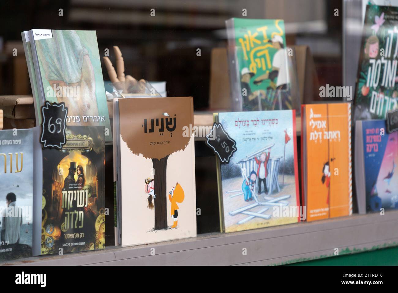 Tel Aviv, Israel - 2. Oktober 2023 - Auswahl der meistverkauften Bücher in hebräischer Sprache in einer Buchhandlung in Tel Aviv, Israel. Stockfoto