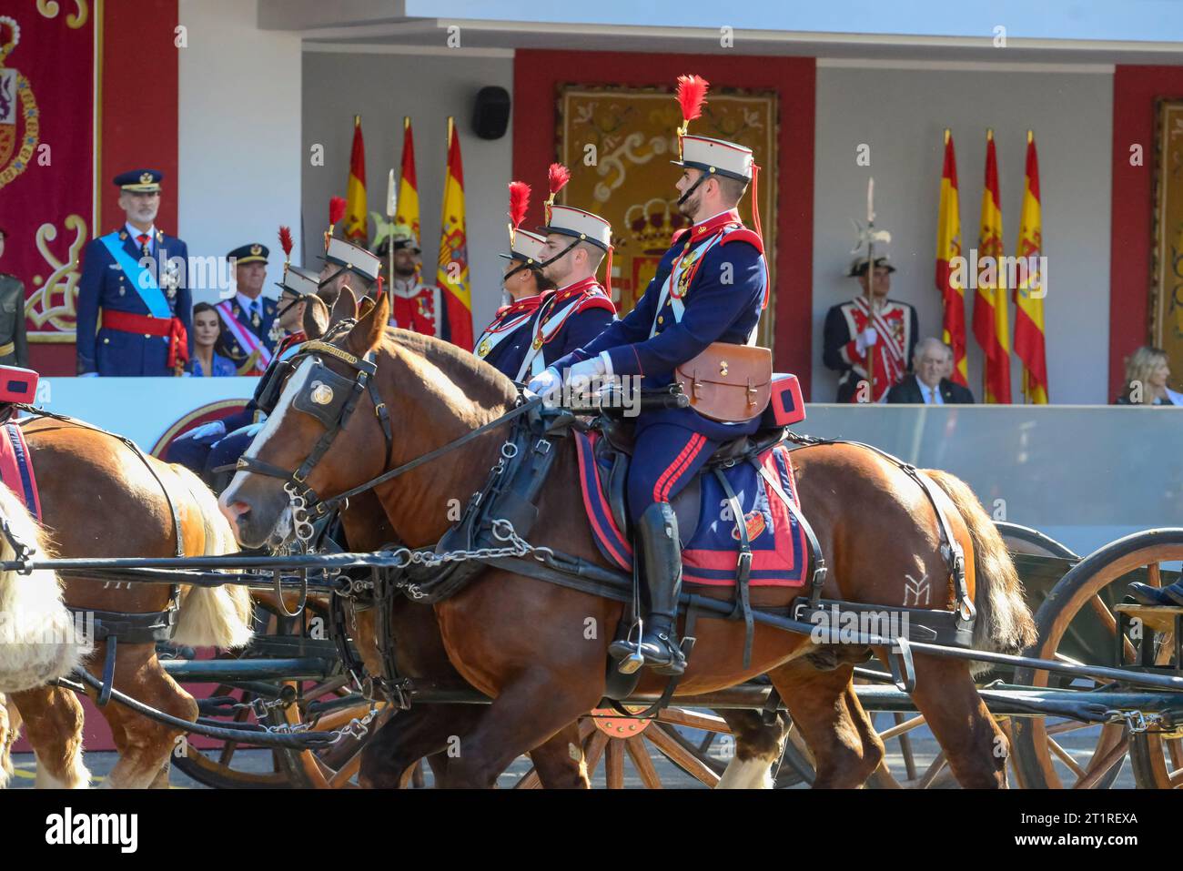 Pferd mit Pferd, das einen Kanonenwagen zieht, der vor Filipe VI vorbeifährt. Etwa 4.100 Soldaten nahmen am Nationalfeiertag Teil Stockfoto