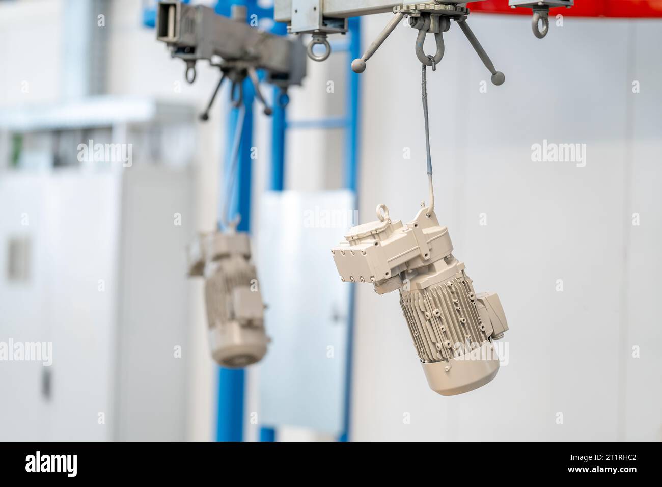 Graue Elektromotoren hangen an der Produktionslinie des Werks Stockfoto