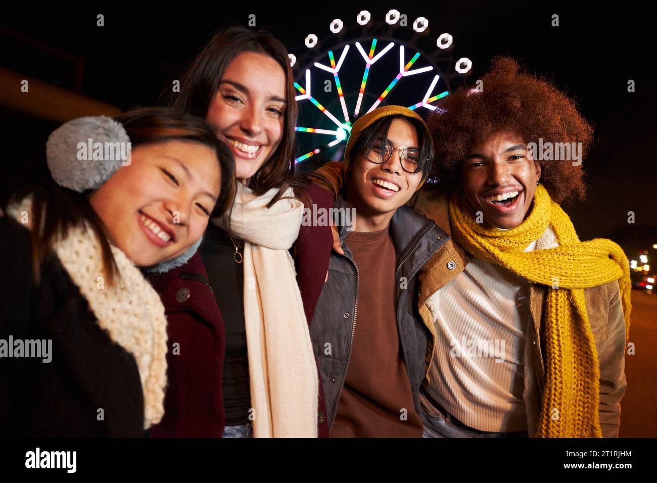 Porträtgruppe glückliche Generation Z-Menschen, die in der Winternacht ein Selfie-Foto machen, sehen lächelnd aus. Stockfoto