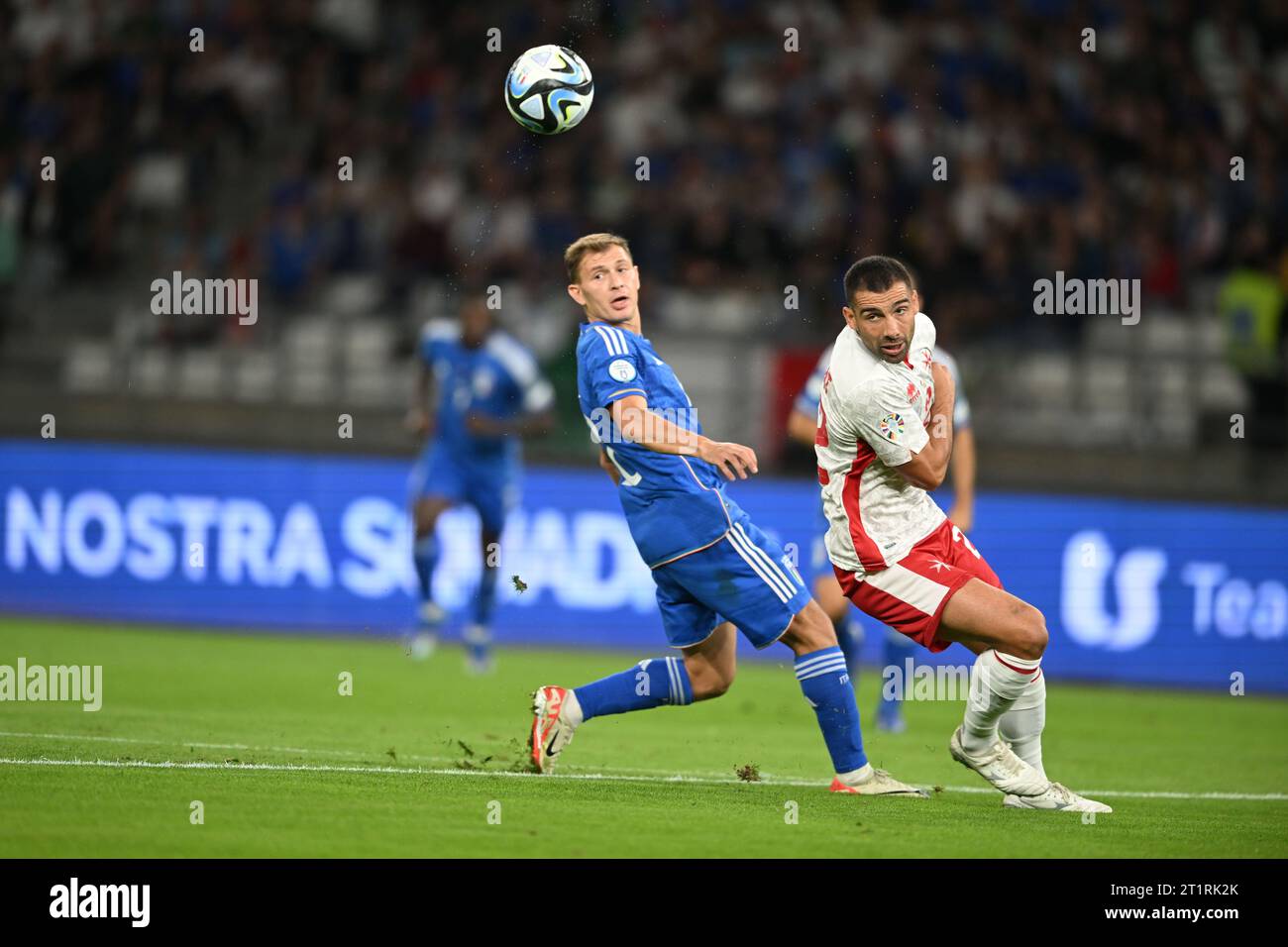 Nicolo Barella (Italien)Zach Muscat (Malta) während des UEFA-Qualifikationsspiels 2023-2024 zwischen Italien 4-0 Malta im San Nicola Stadion am 14. Oktober 2023 in Bari, Italien. Quelle: Maurizio Borsari/AFLO/Alamy Live News Stockfoto