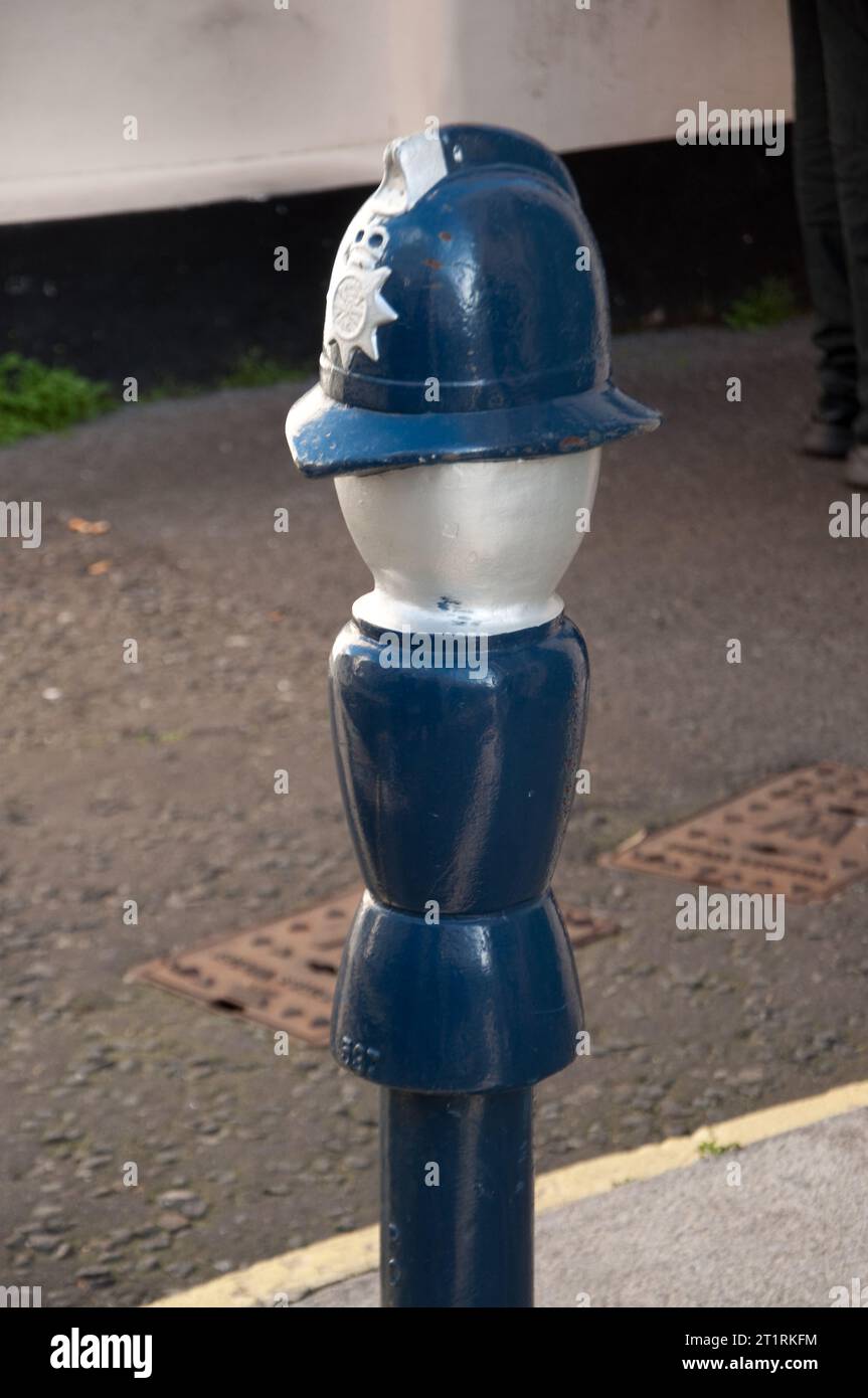 Der Helm des Polizisten zeigt die Position der Belgravia Polizeistation (nicht mehr dort) in Belgravia, London, Großbritannien Stockfoto