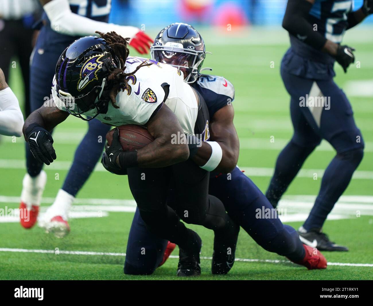 Baltimore Ravens Gus Edwards wird von Tennessee Titans Azeez Al-Shaair während des NFL-Spiels im Tottenham Hotspur Stadium in London angegriffen. Bilddatum: Sonntag, 15. Oktober 2023. Stockfoto