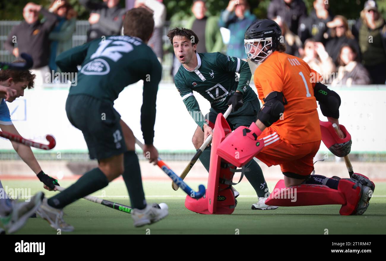 Waterloo, Belgien. Oktober 2023. Watducks William Ghislain und Gantoises Torhüter James Carr kämpfen um den Ball während eines Hockeyspiels zwischen Waterloo Ducks und Gantoise am Sonntag, den 15. Oktober 2023 in Waterloo, am siebten Tag der Saison 2023–2024. BELGA PHOTO VIRGINIE LEFOUR Credit: Belga News Agency/Alamy Live News Stockfoto