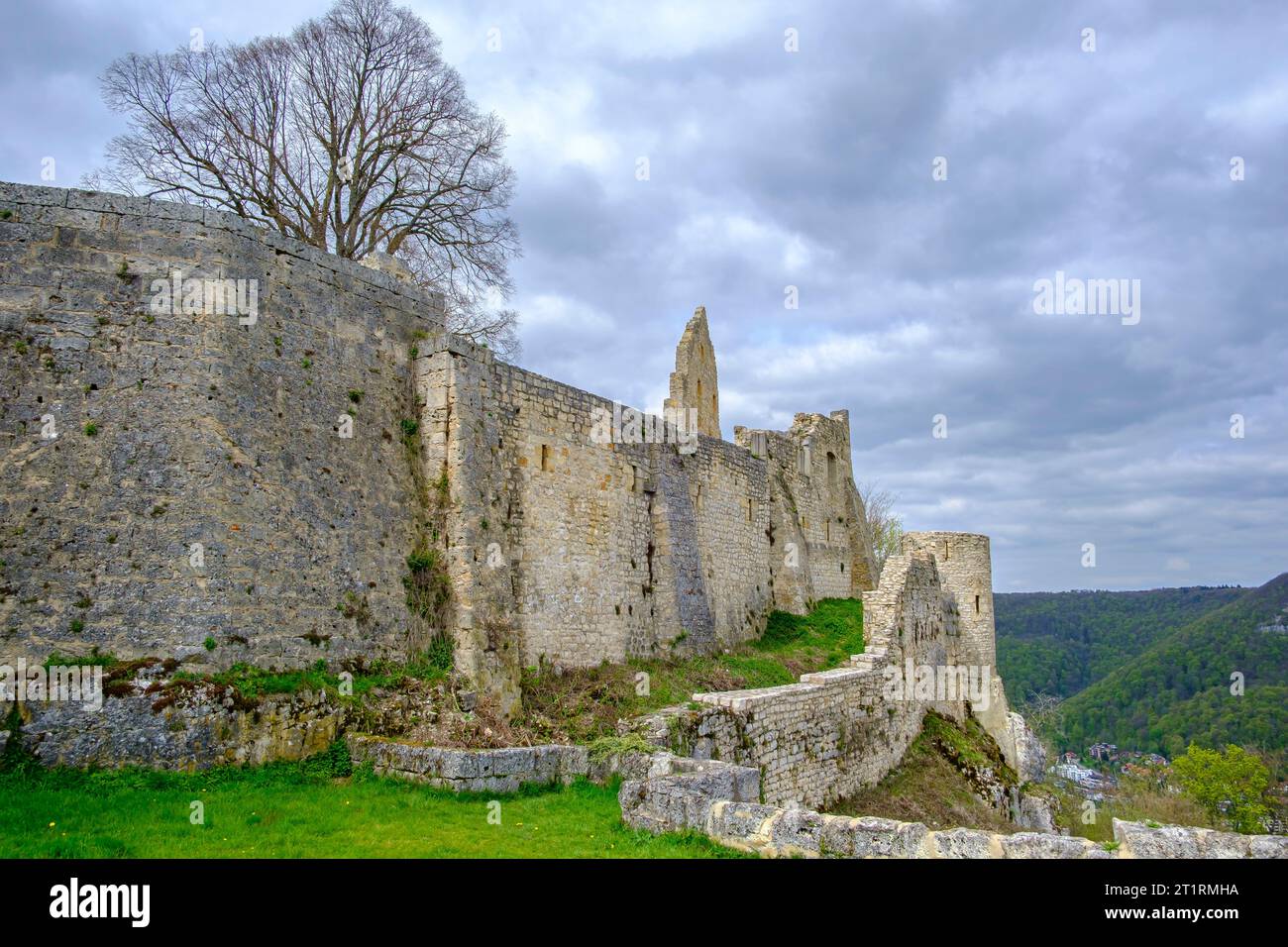 Ruine der mittelalterlichen Burg Hohenurach, Bad Urach, Schwäbische Alb, Baden-Württemberg, Deutschland. Stockfoto