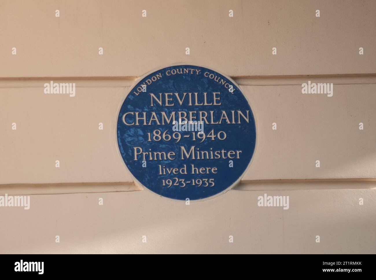 London County Council Blaue Gedenktafel mit dem Wohnsitz von Neville Chamberlain, Belgravia, London, Vereinigtes Königreich Stockfoto