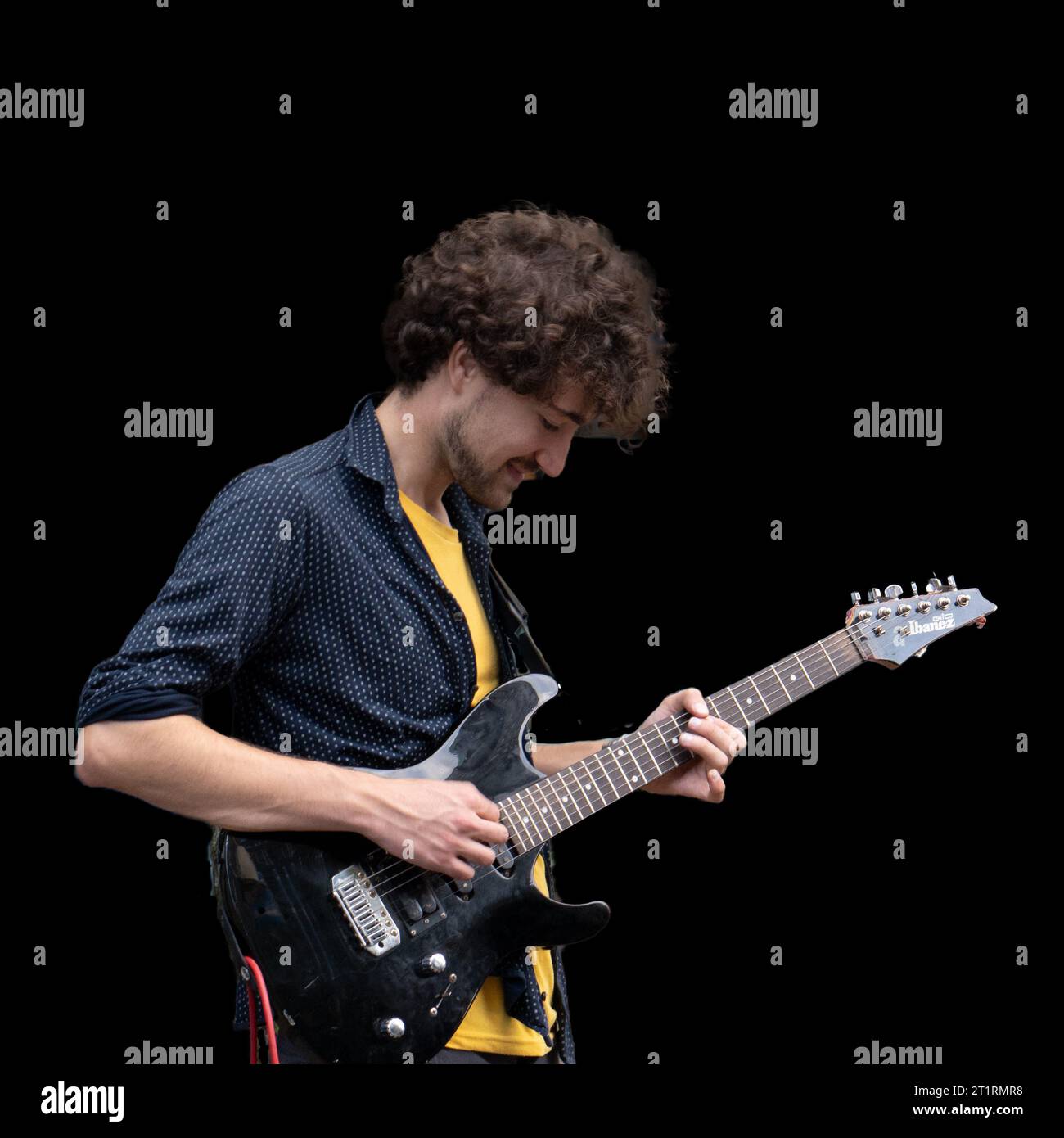 Künstler, der Gitarrenmusik auf der Straße spielt Stockfoto