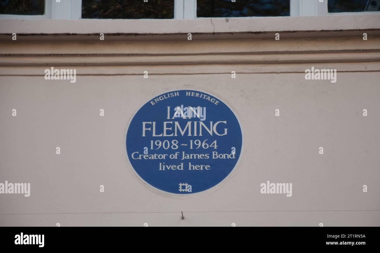 Eine blaue Gedenktafel, die darauf hinweist, dass Ian Fleming, Autor der James Bond-Bücher, in diesem Haus lebte. Stockfoto