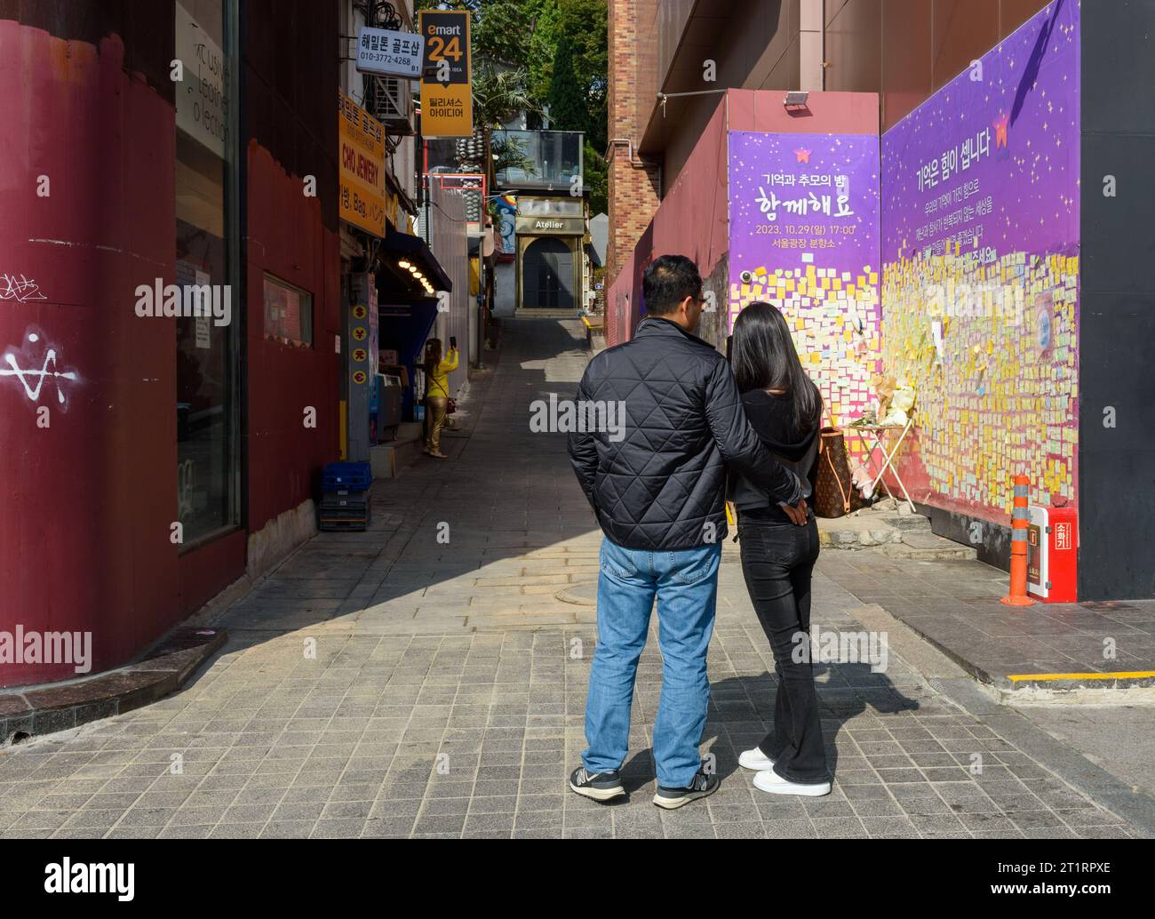 Seoul, Südkorea. Oktober 2023. Die Menschen besuchen den Ort einer Menschenmassen-Stampede, die in Itaewon stattfand. Die Zahl der Todesopfer durch die Menschenmassen in den Straßen von Itaewon in Seoul. Insgesamt 132 Koreaner und 26 Ausländer starben während einer Menschenmenge im Unterhaltungsviertel Itaewon am 29. Oktober 2022. Quelle: SOPA Images Limited/Alamy Live News Stockfoto