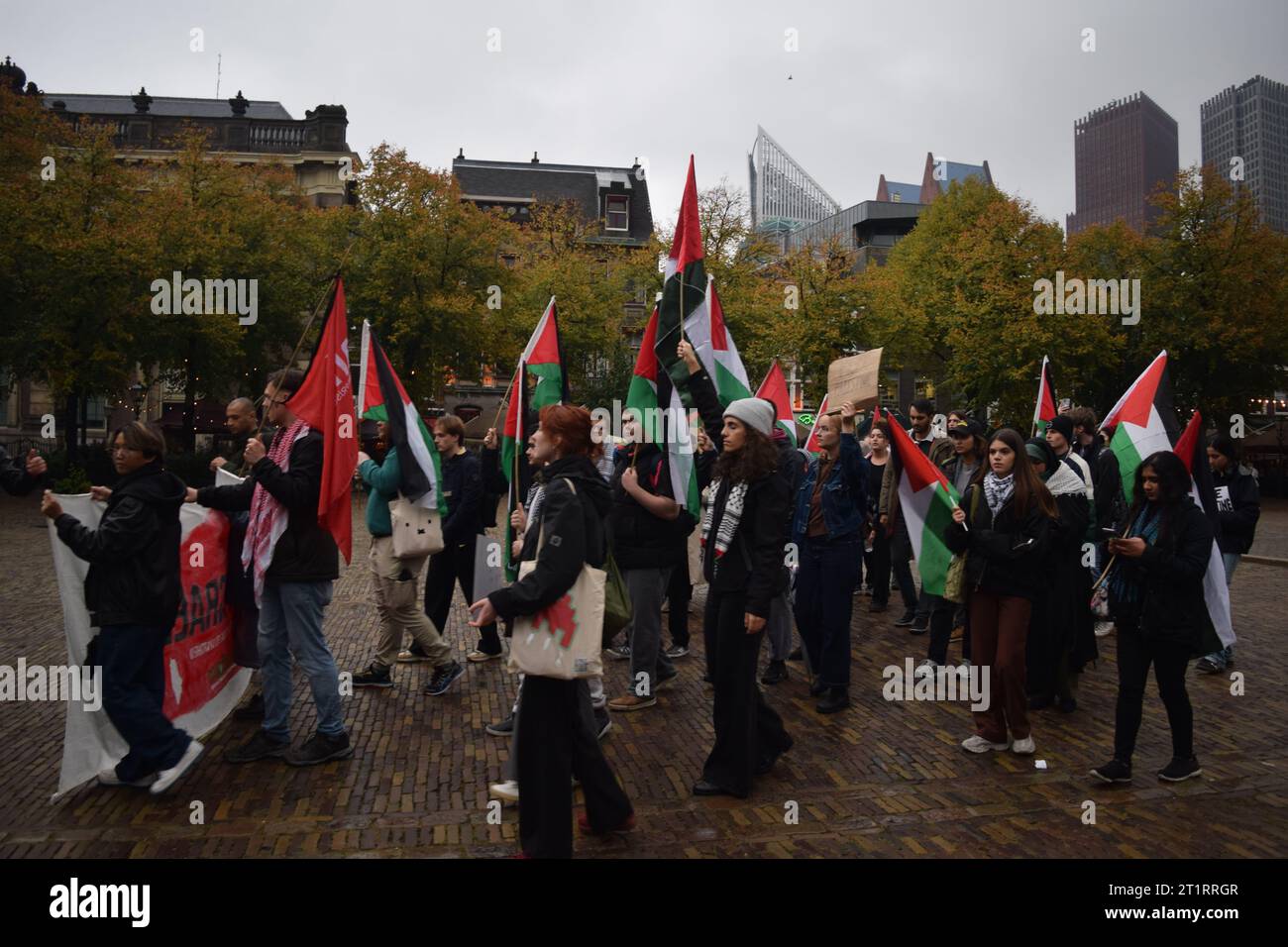 Eine Gruppe von Studenten verschiedener Universitäten nimmt an einer Demonstration zur Solidarität mit Palästinensern Teil und lehnt die Politik der Solidarität der niederländischen Regierung mit Israel am 12. Oktober 2023 in den Haag, Niederlande, ab. (Foto: Mouneb Taim / INA Photo Agency / SIPA USA) Stockfoto