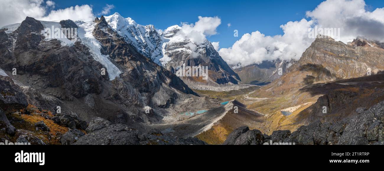 54 MP Panoramaaufnahme des Himalaya-Tals mit Gletscherseen und schneebedeckten Gipfeln, bedeckt mit weißen Wolken. Mera Gipfel Kletterroute in der Nähe der Khare Siedlung Stockfoto