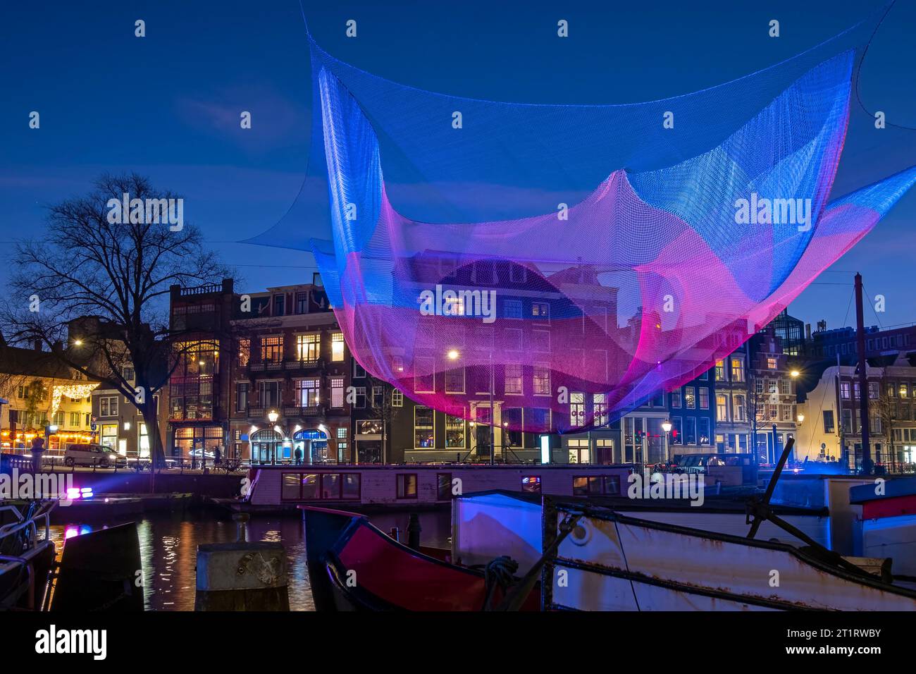 Blick auf Amsterdam während des Light Festivals in den Niederlanden bei Nacht Stockfoto